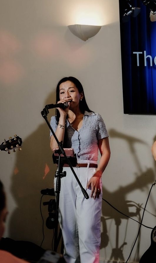 Peng performing live